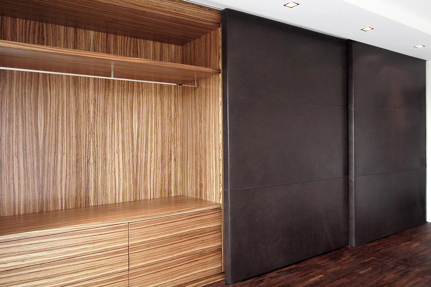 Einbauschrank mit Lederfronten & Zebrano – Traumobjekte