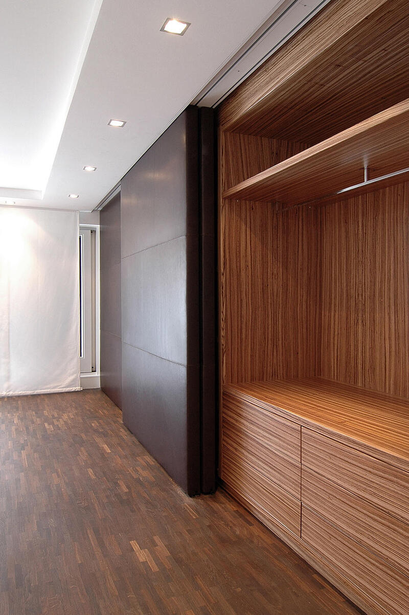 Einbauschrank mit Lederfronten & Zebrano – Traumobjekte