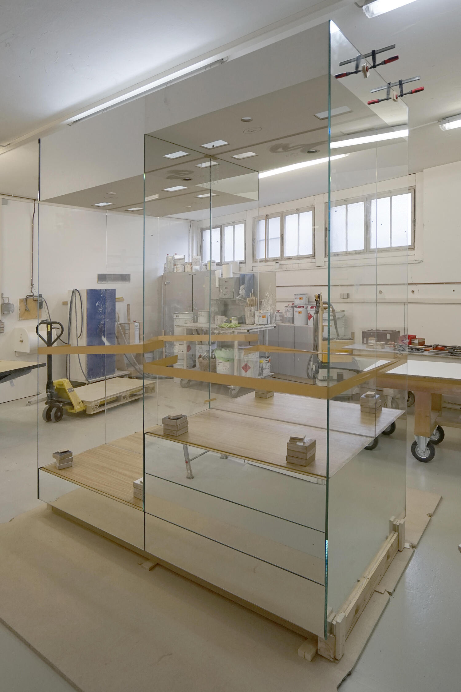 Garderobe aus teilverspiegeltem Glas – Traumobjekte