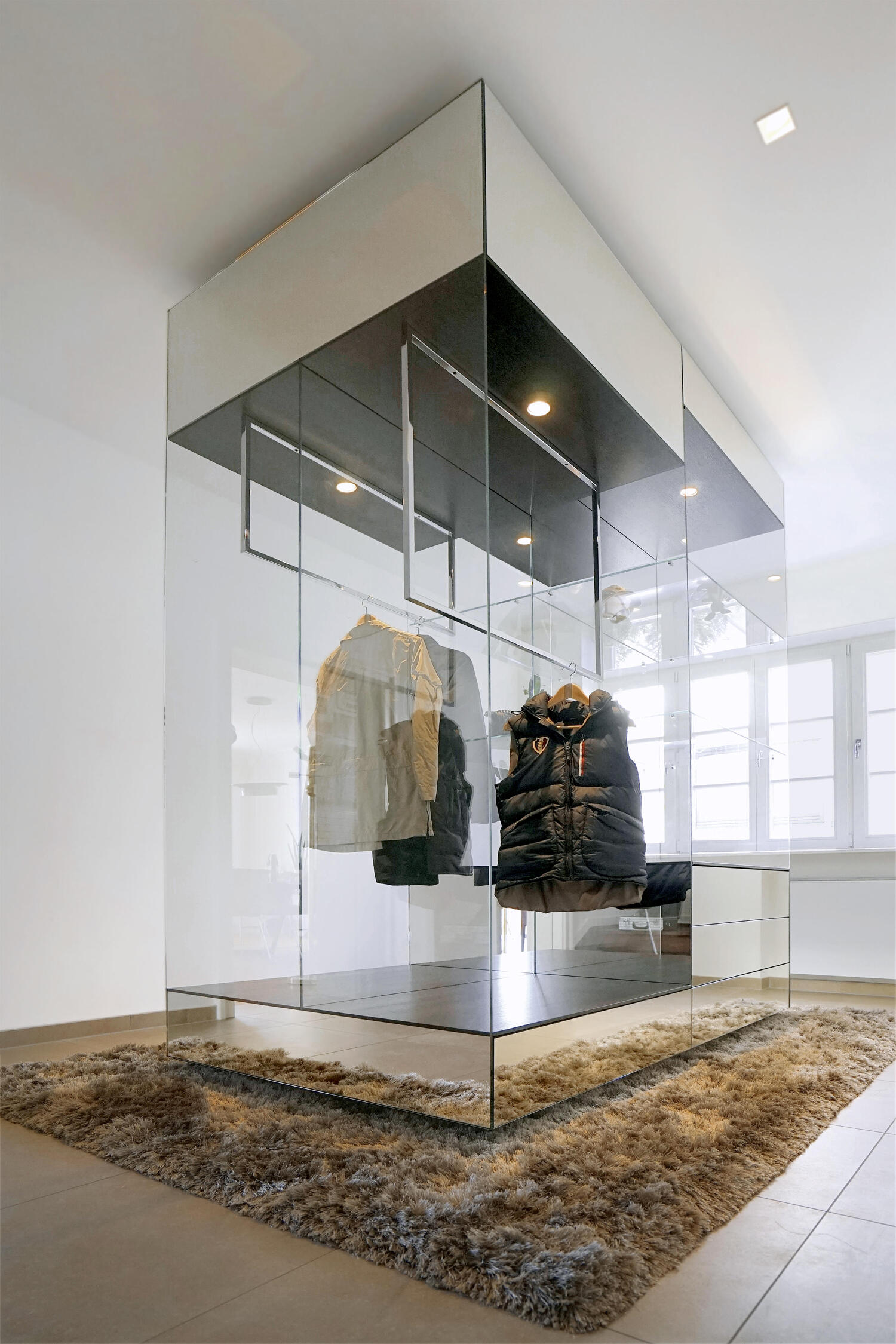 Garderobe aus teilverspiegeltem Glas – Traumobjekte
