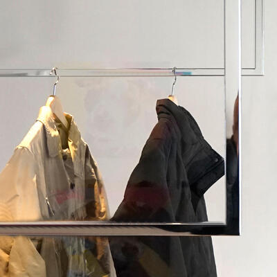 Garderobe aus teilverspiegeltem Glas
