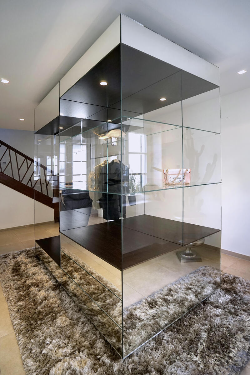 Garderobe aus teilverspiegeltem Glas – Traumobjekte