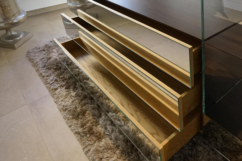 Garderobe aus teilverspiegeltem Glas – Traumobjekte