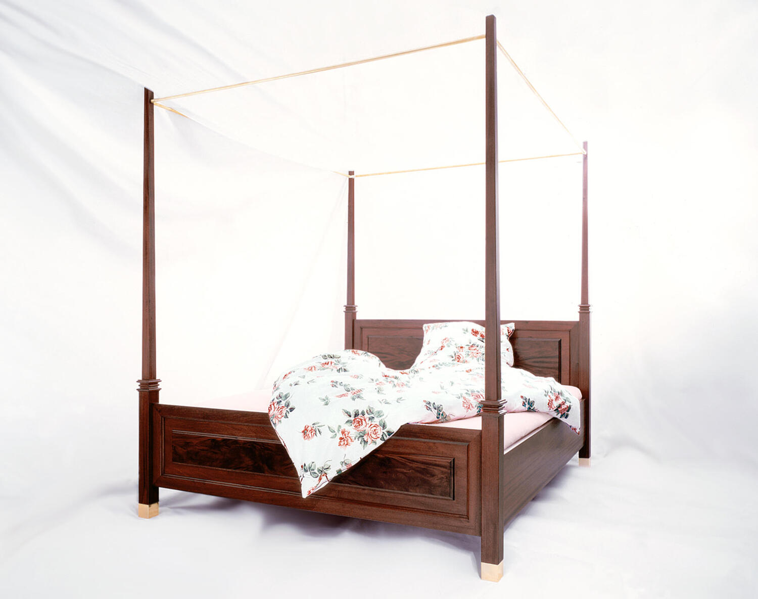 Himmelbett aus Massivholz – Traumobjekte