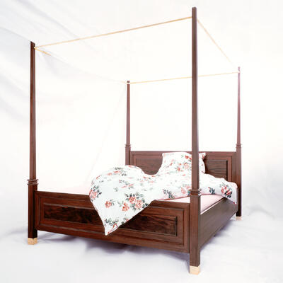 Himmelbett aus Massivholz