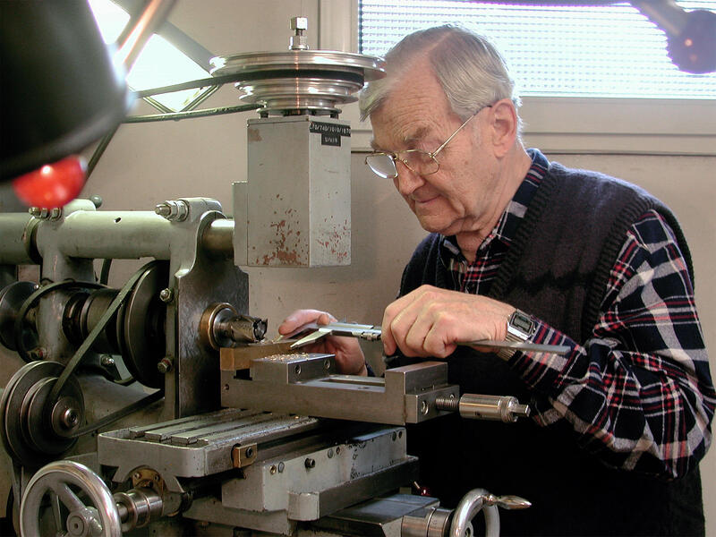 Schreiner bei der Arbeit an einer Fräsmaschine