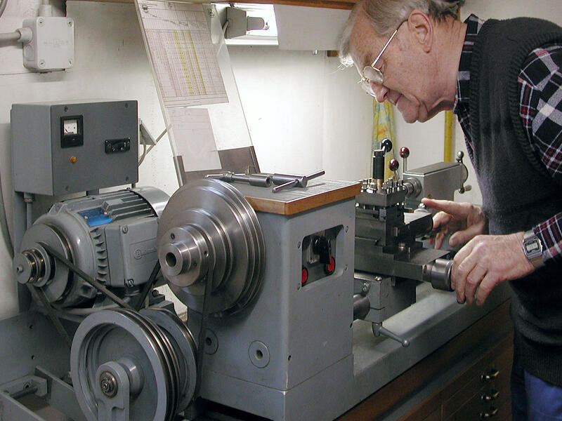 Schreiner bei der Arbeit an der Drehbank